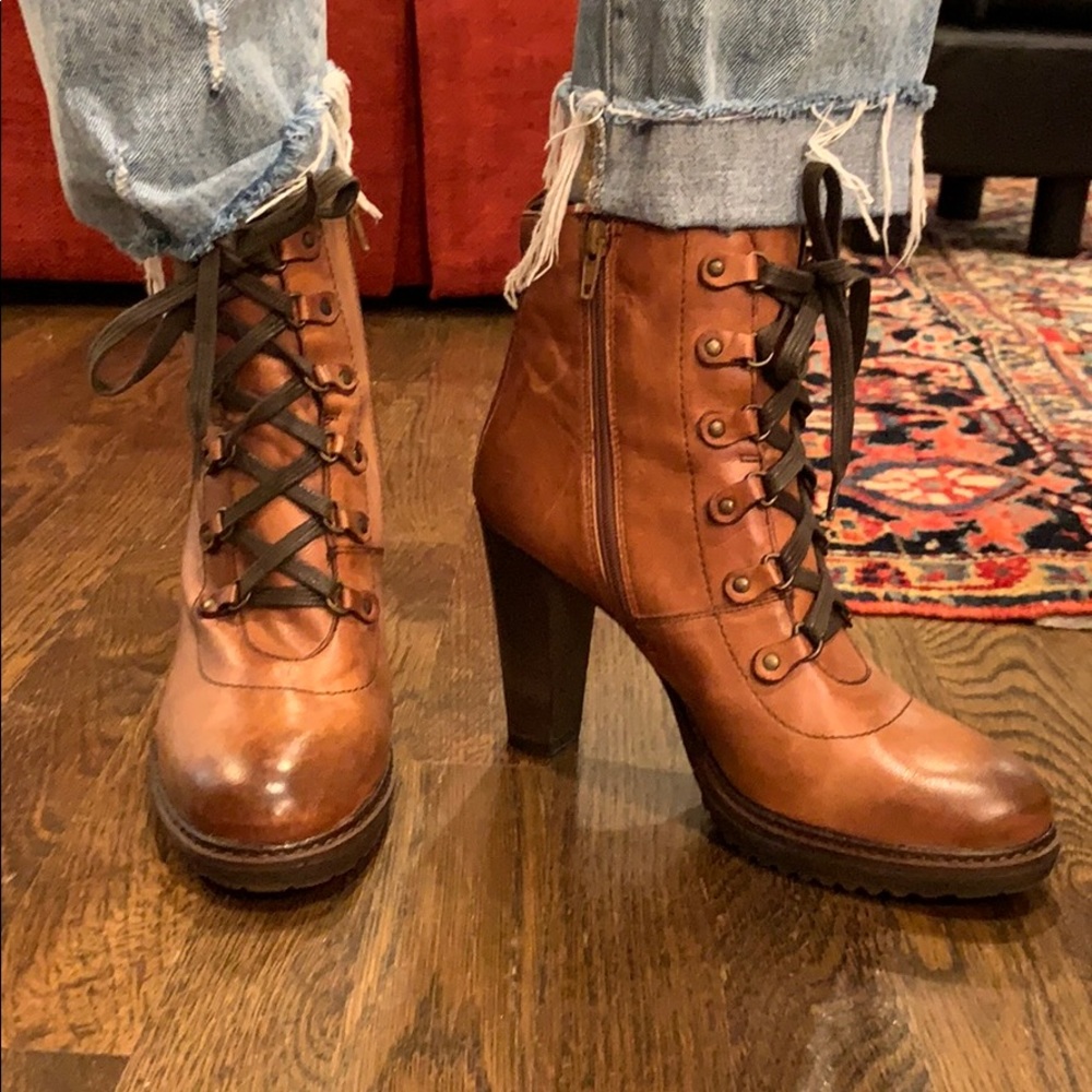 Sesto Meucci brown leather booties